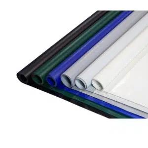 Rollen aus LKW-Plane-PVC-Gewebe in Farben wie Schwarz, Grün, Blau, Grau und Weiß sind ordentlich diagonal auf einem weißen Hintergrund angeordnet.