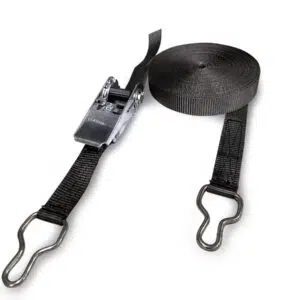 Ein Stabilisierungsgurt in Schwarz hat einen an einer Metallratsche befestigten Haken und ein aufgerolltes Ende – perfekt zum Sichern von Ladung.