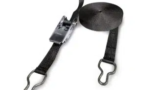 Ein Stabilisierungsgurt in Schwarz hat einen an einer Metallratsche befestigten Haken und ein aufgerolltes Ende – perfekt zum Sichern von Ladung.