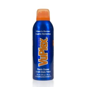 Eine 235-ml-Dose VuPlex Kunststoffreiniger mit der Aufschrift „Deutlich besserer Kunststoffschutz“ mit orangefarbener Kappe und blauem Körper.