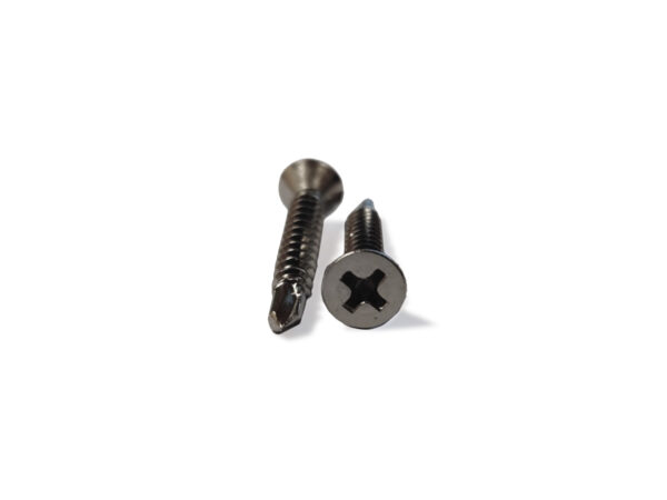 Zwei *Edelstahl-Bohrschrauben mit Senkkopf* liegen auf einer weißen Oberfläche; eine zeigt mit dem Kreuzschlitzkopf nach oben, die andere mit der spitzen Seite. Beide weisen eine reflektierende metallische Oberfläche auf.