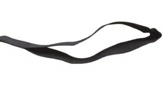 Ein schwarzer Nylon-Spanngurt mit Befestigungsring und eingenähter Schlaufe, locker aufgerollt vor weißem Hintergrund.