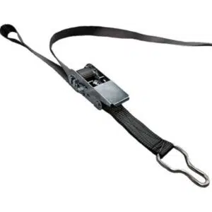 Ein Spanngurt mit Befestigungsring und eingenähter Schlaufe, mit einer Metallratsche und einem Haken an einem Ende, isoliert auf weißem Hintergrund.