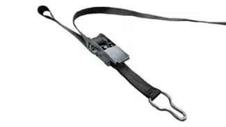 Ein Spanngurt mit Befestigungsring und eingenähter Schlaufe, mit einer Metallratsche und einem Haken an einem Ende, isoliert auf weißem Hintergrund.