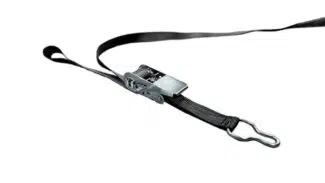 Ein teilweise ausgerollter „Spanngurt mit Befestigungsring und eingenähter Schlaufe“ demonstriert seine robuste Konstruktion, in schwarzer Ausführung mit Metallhaken und Spannmechanismus zur Ladungssicherung.