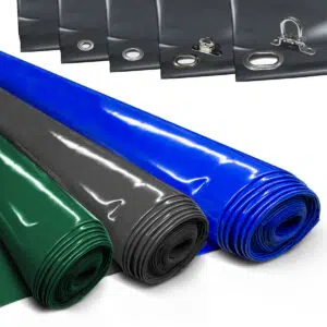 Drei (670g/m²) LKW PVC-Planen, 5 m breit, in grün, grau und blau mit Ösen und Metallbeschlägen auf weißem Hintergrund.