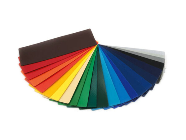 Der - MUSTER - PVC-Plane 450g/m² Fächer zeigt bunte Farbmuster von Dunkelbraun bis Rot, Orange, Gelb, Grün, Blau und Grau auf weißem Hintergrund.