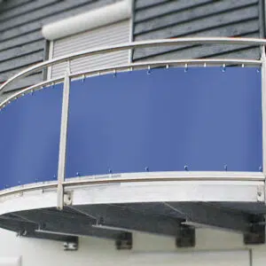 Gebogener Balkon mit blauem Sichtschutz aus PVC, Balkonbespannung aus LKW-/PVC-Plane und Metallgeländer. Das Gebäude verfügt über gemischte Fassadenmuster und geschlossene Rollläden an den oberen Fenstern.