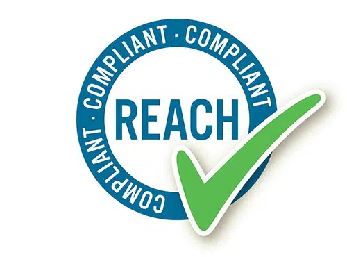 Ein blauer Kreis mit dem Schriftzug „REACH“ in der Mitte ist dreimal von „COMPLIANT“ umgeben, während ein großes grünes Häkchen in Form einer Flugzeugtragfläche die Einhaltung bzw. Genehmigung bestätigt.