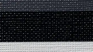 Eine Nahaufnahme des MEHGIES® VALMEX® Solera Vorzeltplane-Stoffes zeigt drei horizontale Streifen: dunkelgrau, schwarz und hellgrau. Das Webmuster verleiht ihm ein subtiles taktiles Aussehen.