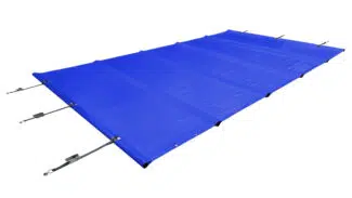 Ein großes blaues rechteckiges Poolplane (Stangenabdeckung) mit Metallstangen und Spannseilen an den Seiten, flach auf weißem Hintergrund liegend.