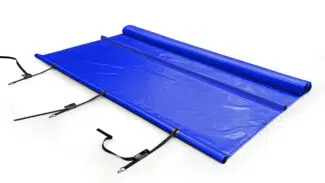Ein hellblaues, flexibles, rechteckiges Poolplane (Stangenabdeckung) mit schwarzen Riemen und Schnallen, teilweise an einem Ende aufgerollt, auf weißem Hintergrund.