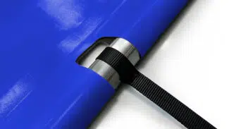 Nahaufnahme eines rechteckigen Poolplanes (Stangenabdeckung) in Blau mit Metalltülle und schwarzem Gurt, vor weißem Hintergrund.