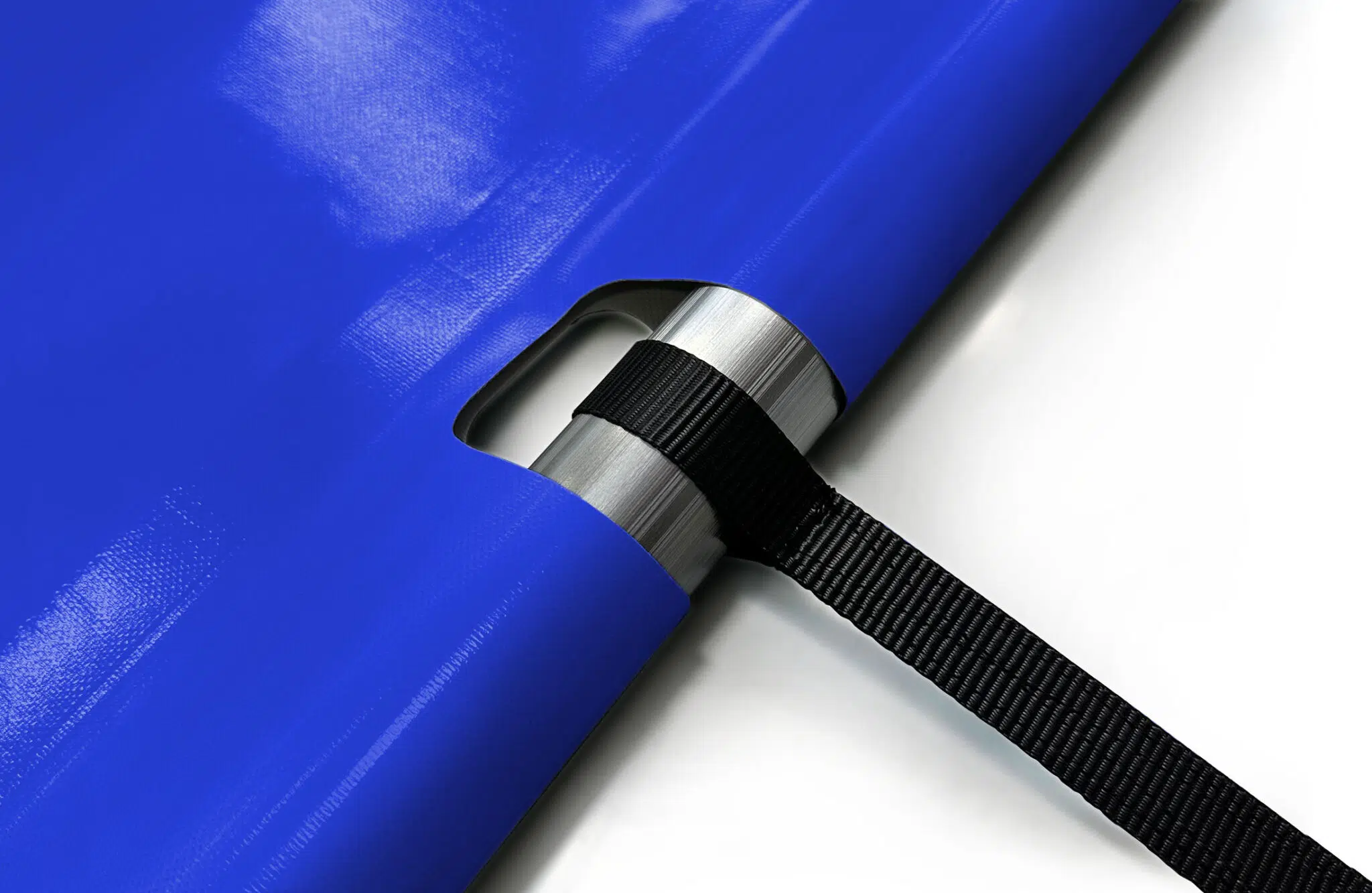 Nahaufnahme eines rechteckigen Poolplanes (Stangenabdeckung) in Blau mit Metalltülle und schwarzem Gurt, vor weißem Hintergrund.