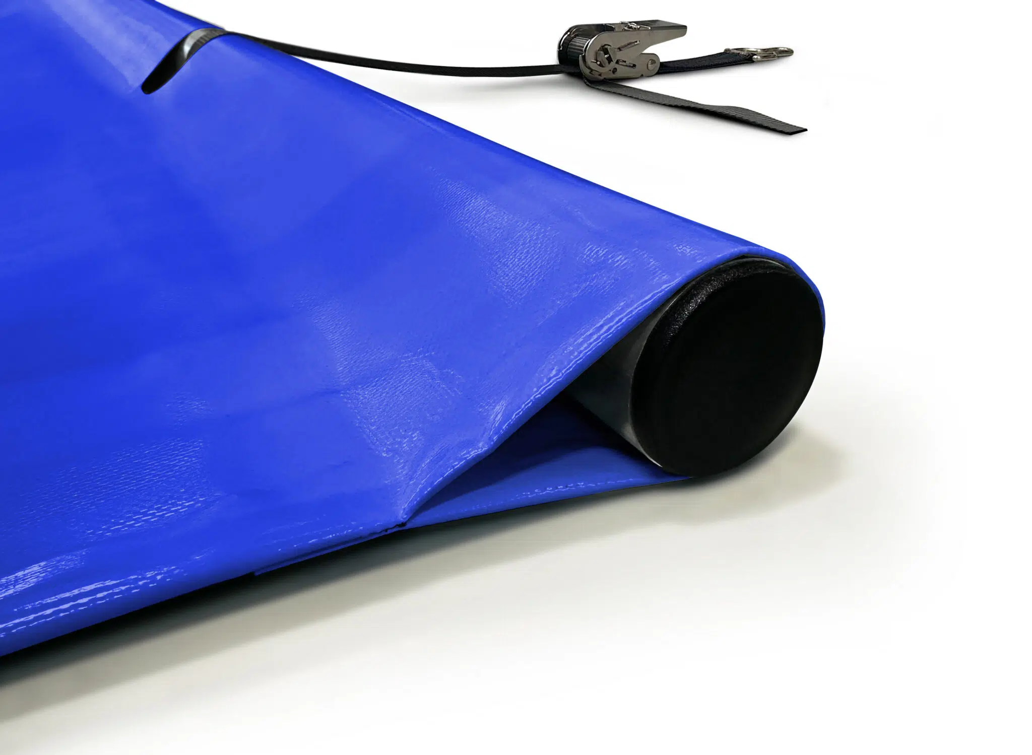 Nahaufnahme eines blauen Rechteckigen Poolplanes (Stangenabdeckung), aufgerollt mit einem schwarzen Riemen und Metallverschluss, dargestellt auf einer weißen Fläche.