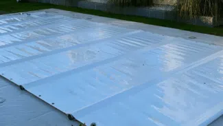 Foto einer Poolplane Stangenabdeckung