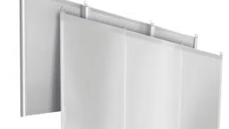 Der Camping-Windschutz / Sichtschutz verfügt über zwei durchscheinende Sichtschutzpaneele, „RÜCKSEITE“ und „VORDERSEITE“, die in versetzten Schichten an Schlaufen hängen und jedem Innenbereich eine stilvolle Note verleihen.