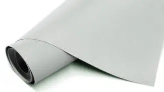 Eine Nahaufnahme einer aufgerollten hellgrauen PVC-Planen 450g/m² mit strukturierter Oberfläche auf weißem Hintergrund.