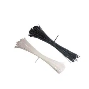 Kabelbinderbündel, wobei ein Bündel weiße und das andere Bündel schwarze Kabelbinder hat, werden nebeneinander auf einem einfarbigen Hintergrund angezeigt.