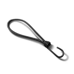 Der Planenspanner, ein aufgerolltes schwarzes elastisches Bungee-Seil mit einem Haken an einem Ende, liegt auf einem weißen Hintergrund und wirft einen subtilen Schatten.