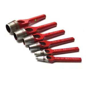 Satz von sechs roten, zylindrischen Lochwerkzeugen mit Metallspitzen, von der größten bis zur kleinsten Größe. Jedes Werkzeug ist mit seiner Größe und „Made in Germany“ gekennzeichnet. Produkt: Locheisen (Ösenwerkzeug).