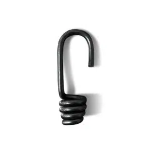 Der Spiralhaken ist ein dunkler, gewickelter Metallhaken mit einer eng gewundenen Spiralbasis. Er wirft einen weichen Schatten auf einen hellen Hintergrund und hebt so seine Form und Textur hervor.
