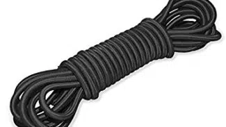 Ein sauber verpacktes Bündel 8 mm Expanderseil in Schwarz, mit losen Enden auf jeder Seite, auf weißem Hintergrund.