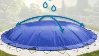 Eine runde aufblasbare Poolplane, blau mit illustrierten Wassertropfen und Pfeilen, die den Abfluss anzeigen, in einem Gartenhintergrund.