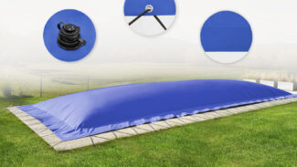 Ein großer blauer, rechteckiger, aufblasbarer Poolplanen ruht auf einem Steinpodest in einem grasbewachsenen Hof, mit Nahaufnahmen seines Ventils, seiner Ecke und seiner Stofftextur.