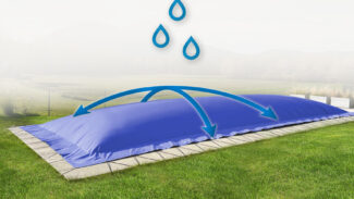 Ein blaues Rechteckige aufblasbare Poolplanen bedeckt das Freibad, mit Wassertropfensymbolen und Pfeilen, die zeigen, wie das Wasser auf den Rasen abläuft.