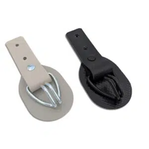 Zwei Aufrollkappen mit Scheuerunterlage, eine beige mit silberner Schnalle und eine schwarze mit schwarzer Schnalle, stehen nebeneinander auf weißem Grund.