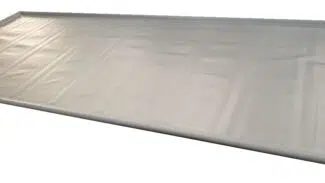 Die Garagenmatte aus LKW-Plane (900 g/m²) ist ein großes, stabiles, weißes Tablett mit erhöhten Kanten, perfekt zum Servieren oder Ordnen von wichtigen Dingen im Innenbereich.