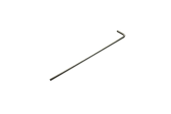 Ein Zeltheringe, der einem Inbusschlüssel oder Innensechskantschlüssel ähnelt, besteht aus einem langen geraden Metallstab mit einem kurzen gebogenen Ende, alles isoliert auf einem weißen Hintergrund.