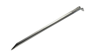 Die Zeltheringe sind glänzende Zeltpflöcke aus Metall mit spitzem Ende und Haken, die sich perfekt zum Sichern von Zelten eignen. Sie sind leicht abgewinkelt und stehen auf einem schlichten weißen Hintergrund.