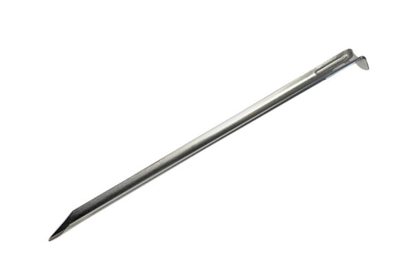 Die Zeltheringe sind glänzende Zeltpflöcke aus Metall mit spitzem Ende und Haken, die sich perfekt zum Sichern von Zelten eignen. Sie sind leicht abgewinkelt und stehen auf einem schlichten weißen Hintergrund.