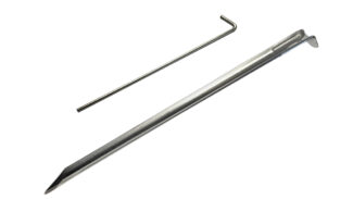 Ein langer silberner Zelthering aus Metall mit einer scharfen Spitze liegt horizontal neben einem kleineren L-förmigen Metallstab auf weißem Hintergrund.