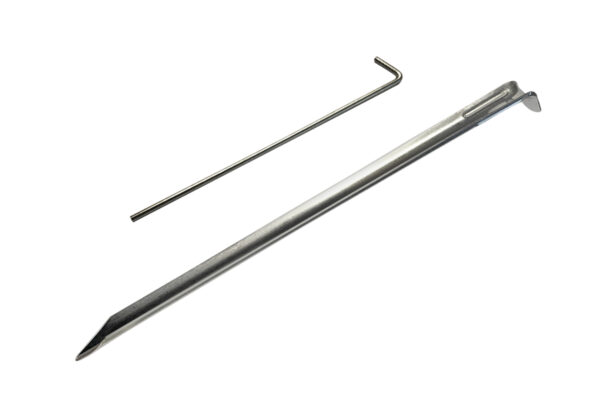 Ein langer silberner Zelthering aus Metall mit einer scharfen Spitze liegt horizontal neben einem kleineren L-förmigen Metallstab auf weißem Hintergrund.