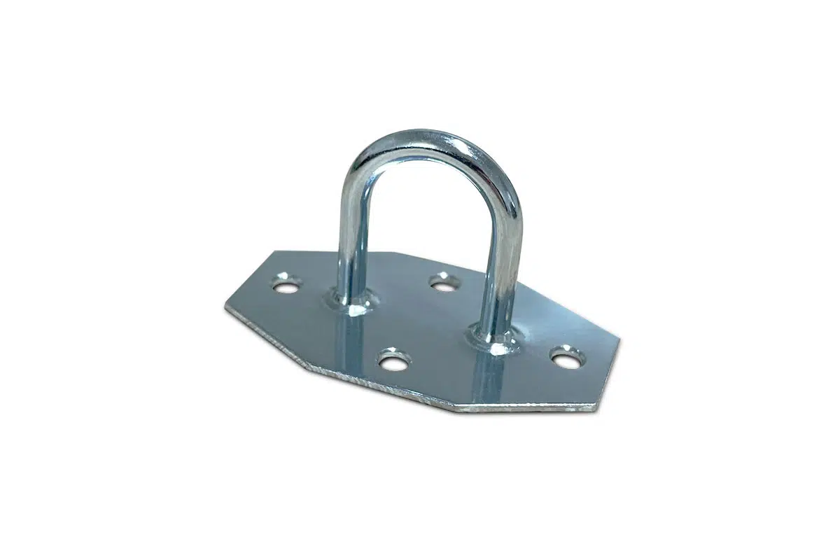 Die Bügelkrampe mit Verstärkungsplatte ist ein silberglänzender U-Bügel auf einer sechseckigen Metallplatte mit kreisrunden Löchern, ideal zum Befestigen an Oberflächen und Sichern oder Aufhängen von Gegenständen.