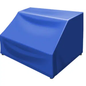 Blaue, rechteckige „Abdeckhauben in Sonderform“ mit abgeschrägter Vorderseite, die an ein abgedecktes Objekt erinnert. Die glatte Oberfläche weist leichte Falten auf und liegt auf weißem Untergrund auf.