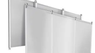 Drei transluzente Paravent-Paneele mit Metallrahmen sind versetzt zueinander angeordnet. Das Paneel mit der Aufschrift „Rückseite“ liegt hinten, das Paneel mit der Aufschrift „Vorderseite“ vorne, wodurch ein perspektivischer Unterschied entsteht.