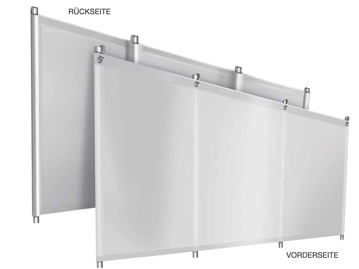 Drei transluzente Paravent-Paneele mit Metallrahmen sind versetzt zueinander angeordnet. Das Paneel mit der Aufschrift „Rückseite“ liegt hinten, das Paneel mit der Aufschrift „Vorderseite“ vorne, wodurch ein perspektivischer Unterschied entsteht.