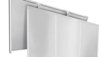 Gezeigt werden zwei rechteckige, transparente Glasschirme, die oben durch Metallstangen miteinander verbunden sind. Die Schirme sind mit den Aufschriften „Rückseite“ und „Vorderseite“ versehen und haben unten kleine Füße.