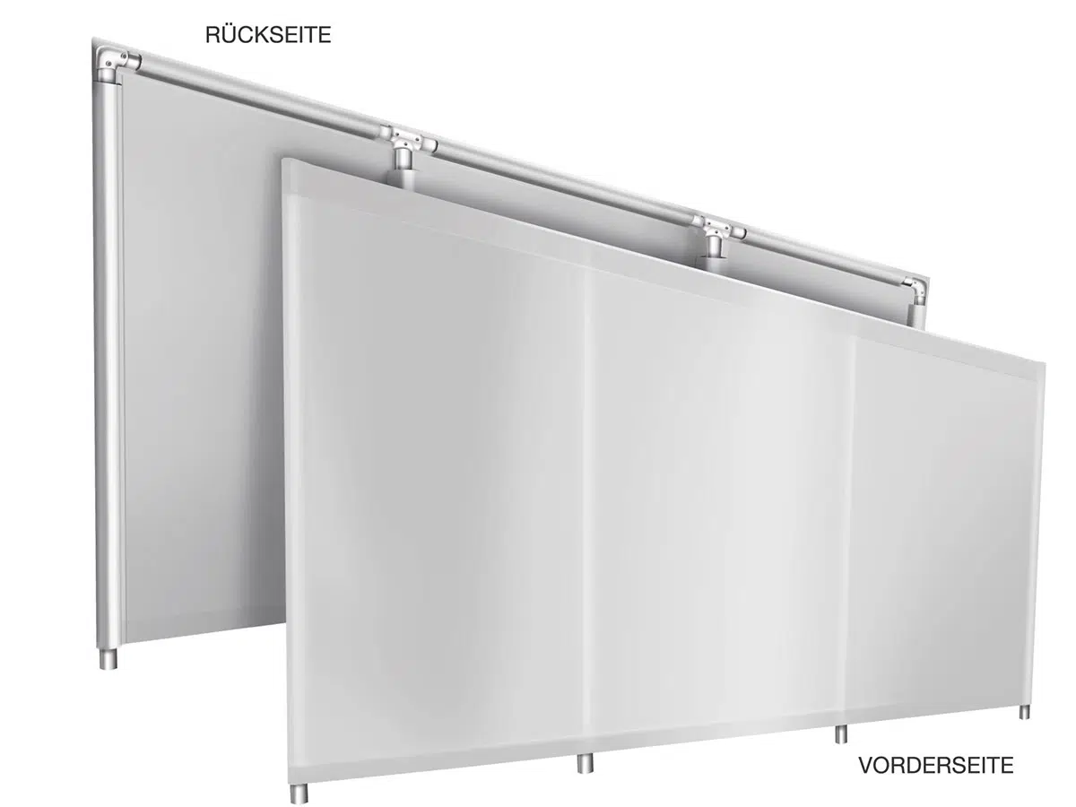 Gezeigt werden zwei rechteckige, transparente Glasschirme, die oben durch Metallstangen miteinander verbunden sind. Die Schirme sind mit den Aufschriften „Rückseite“ und „Vorderseite“ versehen und haben unten kleine Füße.