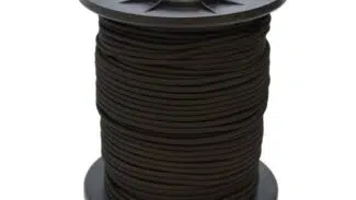 Das 8 mm Expanderseil ist eine große, eng gewickelte schwarze elastische Schnur, die sauber um eine Rolle gewickelt ist, die auf der Oberseite ein sternförmiges Muster aufweist, wobei die Spule aufrecht steht.