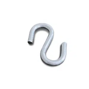 Ein glatter silberner S-Haken, ideal zum Aufhängen oder Verbinden von Gegenständen, abgebildet auf weißem Hintergrund.