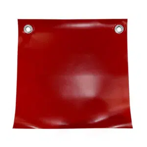 Bei der „Warnfahne aus PVC-Plane“ handelt es sich um eine glänzende, quadratische rote Plane mit verstärkten Metallösen in den oberen Ecken zum Aufhängen oder Befestigen auf schlichtem, weißem Untergrund.