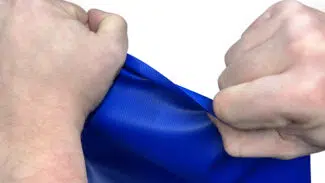 Zwei Hände spannen ein Stück strukturiertes blaues PVC-Planen 450g/m² Gewebe vor einem weißen Hintergrund.