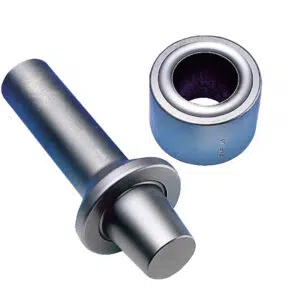 Der Einschlagstempel (Ösenwerkzeug) besteht aus zwei metallischen Komponenten: einem zylindrischen Stift mit rundem Flansch und einer dazu passenden hohlen Buchse, die für den mechanischen oder industriellen Einsatz zusammenpassen.