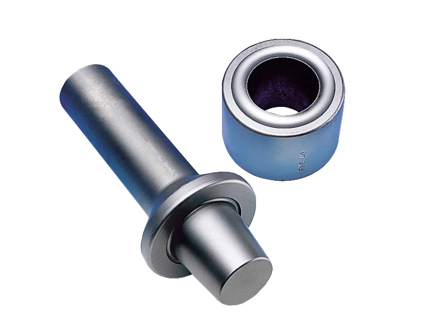 Der Einschlagstempel (Ösenwerkzeug) besteht aus zwei metallischen Komponenten: einem zylindrischen Stift mit rundem Flansch und einer dazu passenden hohlen Buchse, die für den mechanischen oder industriellen Einsatz zusammenpassen.