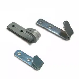 Auf weißem Untergrund sind drei Planenhaken in glänzendem Silber zu sehen. Einer davon ist waagerecht, die beiden anderen senkrecht und verfügen jeweils über zwei Befestigungslöcher.